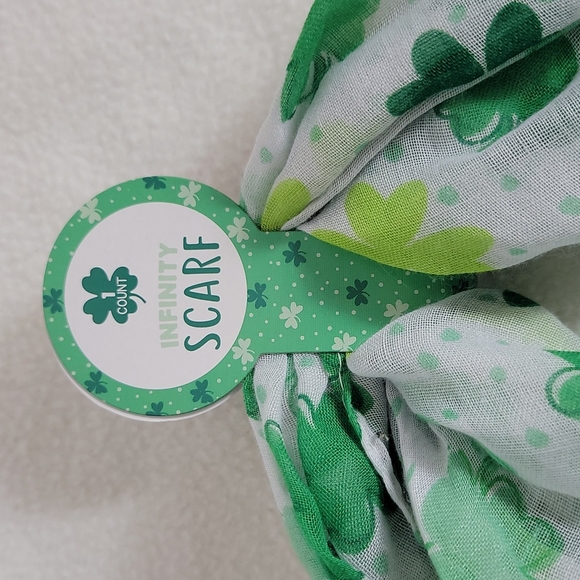 1 Count Cloves Green White Infinity Scarf NWT - Picture 2 of 5